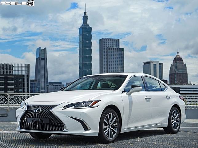 Lexus全新ES200頂級版試駕，成熟穩健的新貴！