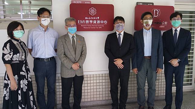 台灣師範大學舉行EMI教學資源中心揭牌儀式。(陳國維 攝)