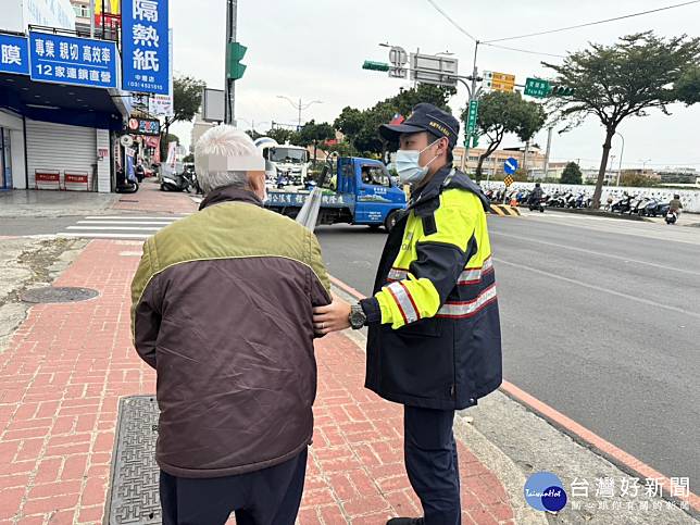 烏龍報案車禍，警暖心送摔倒翁返家。