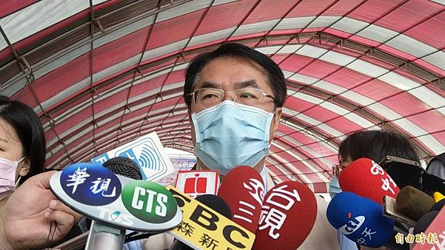台南市長黃偉哲表示，希望中央流行疫情指揮中心指揮官陳時中下個週末就能到台南。(記者劉婉君攝)