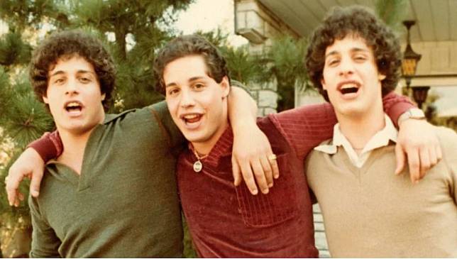 三胞胎Robert Shafran（左）、David Kellman（中）和Eddy Galland（右）在19歲的時候重逢。（圖片來源：Netflix《陌路三胞胎》截圖）