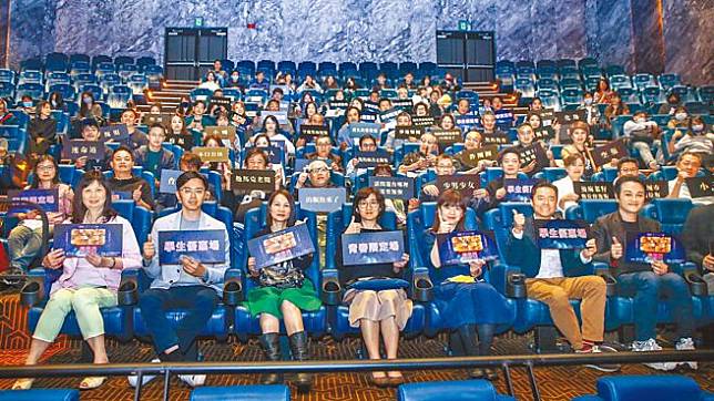 「台灣電影起飛大聯盟」昨在泰坦廳內舉行記者會，影壇許多人都共襄盛舉。（粘耿豪攝）