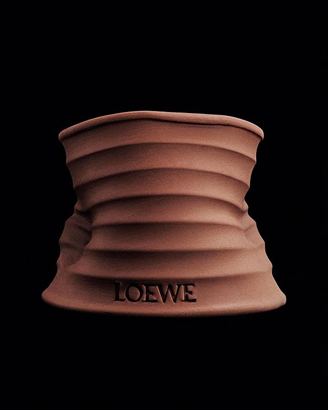 採用手工製作而成的陶瓷器皿，將成形的陶器捏成不規則歪斜的模樣