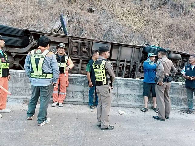 เหตุ ว.40 ด้วยตนเองกม.210+500 ขาเข้า ทล.304สาเหตุ ระบบเบรคขัดข้อง