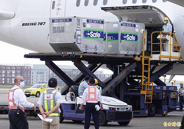 日本政府向台灣提供124萬劑AZ疫苗4日運抵桃園機場。(資料照)