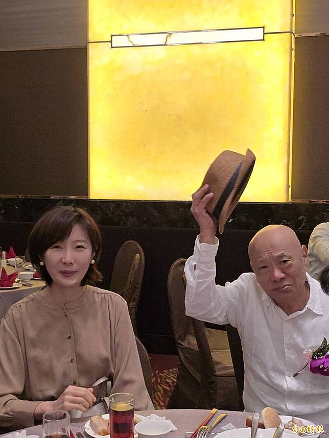 凌峰(右)和嬌妻一起參加「中國文藝獎章」晚宴。記者胡如虹攝)