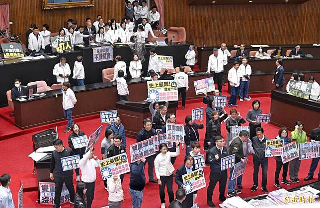 國民黨團在過年前最後一個上班日發文函請立法院咨請總統公布選罷法，立法院議事處今天下班前送出。(資料照)