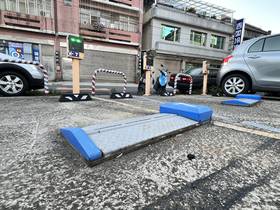 黃男以車胎重壓或以腳踩踏讓停車場計時的智能擋板無法升起，雖然當下節省1340元停車費，卻揹上詐欺前科，坐牢50天或繳納5萬元罰金和停車費，真是因小失大。記者陳恩惠／攝影