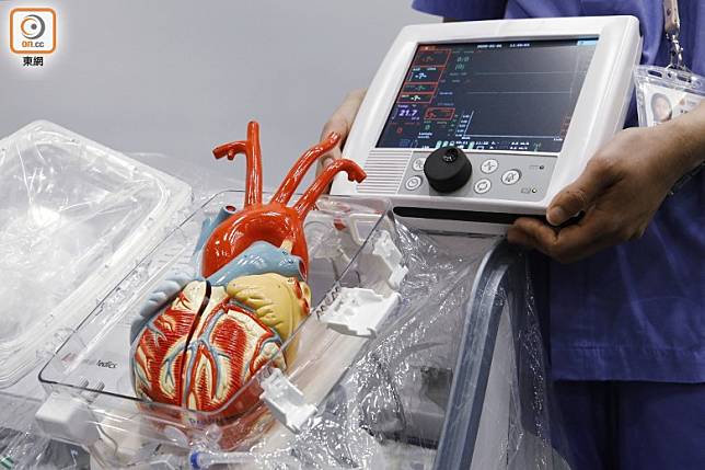 器官護養系統監測捐贈心臟的功能與生理狀態。