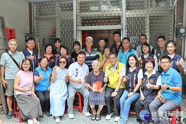 鍾東錦慰訪竹南鎮百歲人瑞　祝賀福壽安康