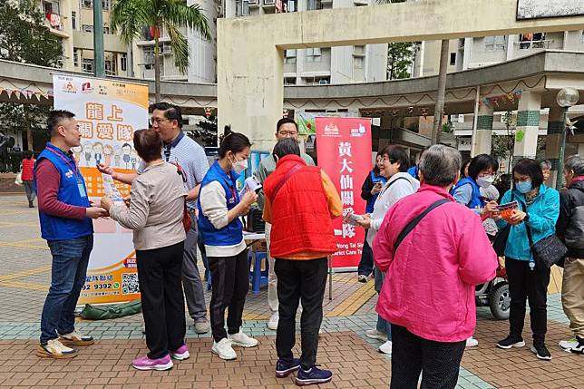 梁宏正(左三)到龍上關愛隊的關愛站，向街坊宣傳關愛隊服務。(民政及青年事務局FB)