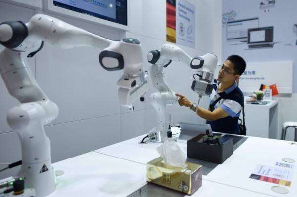 世界經濟論壇(WEF)最近發表報告指出，到了2025年時，機器人的工作任務比重將達到52%。(法新社)