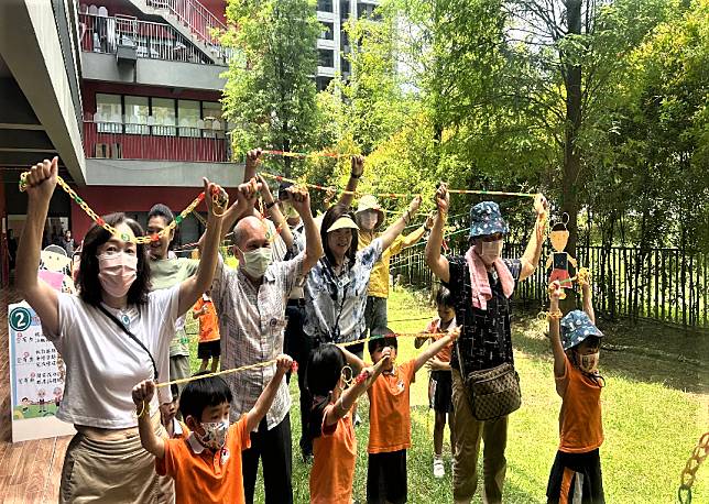 夢不落幼兒園健促議題結合主高峰活動，邀請阿公阿媽入園一起進行闖關體驗。（新北市教育局提供）