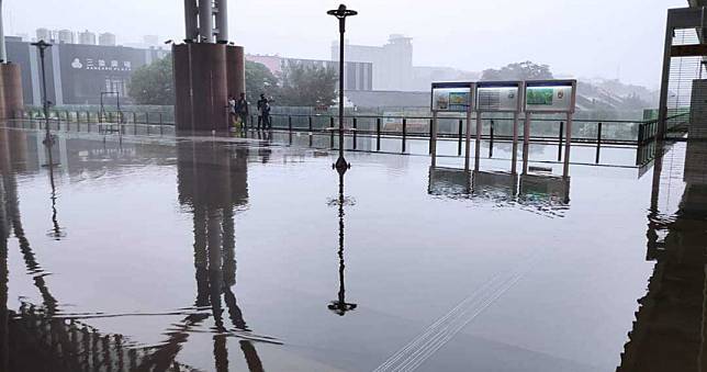 雷雨炸開！北北基等17縣市豪大雨特報　台中車站淹水了