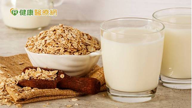 「燕麥奶」咖啡從國外紅到臺灣，成為時下最流行飲料；隨著蔬食風潮，豆奶在各種手搖飲料中持續迸出創意火花。不過，雖然燕麥奶、豆奶、牛奶名稱雖然都有「奶」，但是製作方式與營養成分卻是大不同！