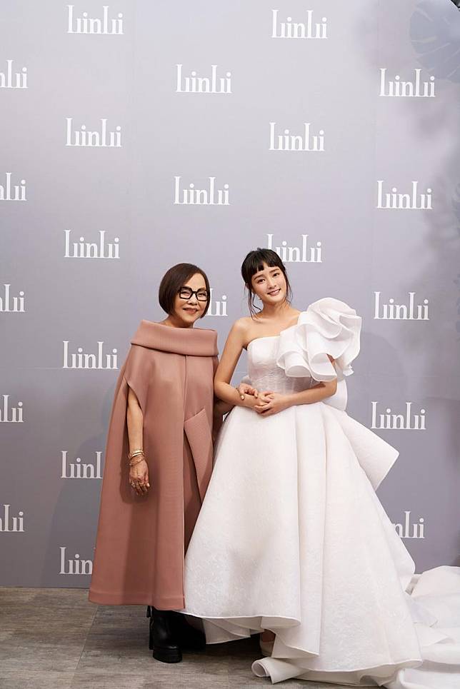 LinLi Boutique創辦人林莉與台灣黛莉公司合作，採用Beyond Spacer立體多面布，創作出共75套全球首見的環保婚紗禮服系列。（LinLi Boutique提供）