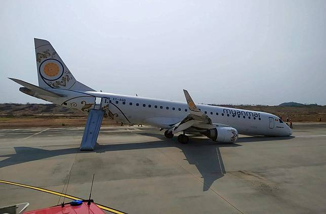 緬甸國家航空一架班機在12日因起落架故障，機師被迫用後輪與機鼻摩地降落。   圖：達志影像/美聯社