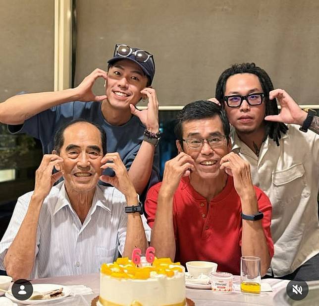 張瑞夫（左2）和爸爸（右2）、阿公（左1）及弟弟，在重要節日時都會安排聚餐慶祝。翻攝reefchang IG