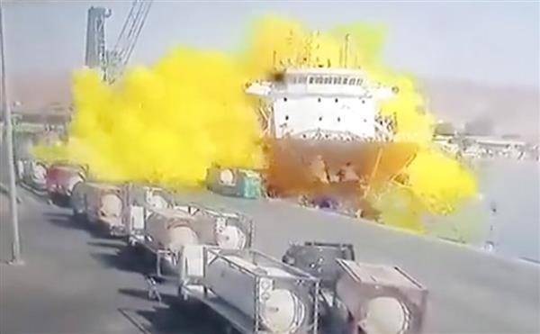 約旦阿卡巴港27日發生氯氣儲槽掉落爆炸意外，釋放大量有毒氣體。美聯社