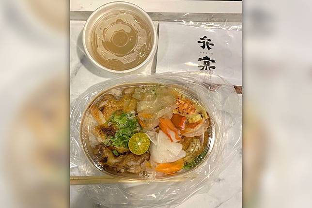 有網友在PTT發文表示，他在台南善化買便當，雖便當菜色豐富，卻被店家價錢驚嚇到。（取自PTT）