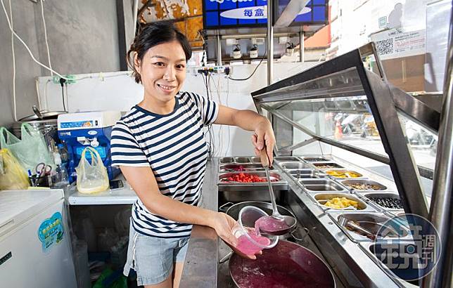 劉小林曾赴四川拜師學做冰粉，3年前來台後和丈夫一起創業，在新竹開起冰粉店。