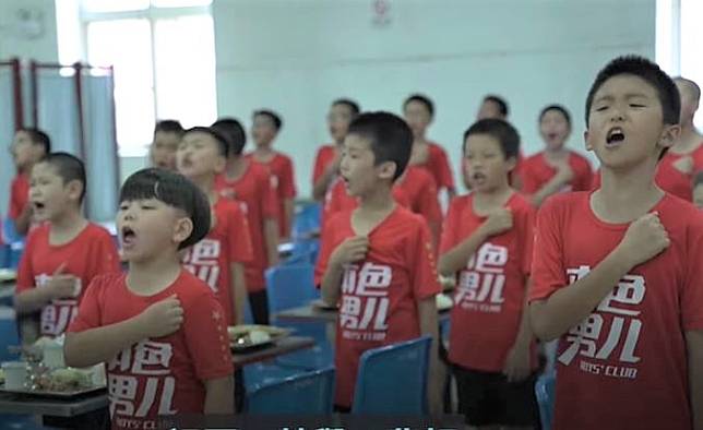 在中國北京這間學校裡，男孩們每天進行許多活動前都得喊男子漢宣言。（圖片來源／截自 BBC YouTube 影片）
