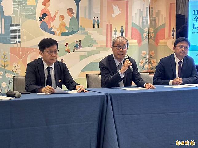 颱風攪句，教育部長鄭英耀(中)說，分科測驗確定延後，招聯會明天上午公布具體日期。(記者林曉雲攝)