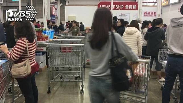 許多人去消費購物時，最後都要排隊結帳。(示意圖／TVBS)