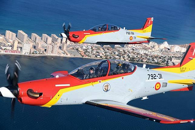 費利佩六世（前）與萊昂諾公主（後）分別駕駛Pilatus PC-21教練機，在西班牙穆爾西亞上空並肩飛行，完成首次父女共同飛行訓練。（翻攝X@CasaReal）