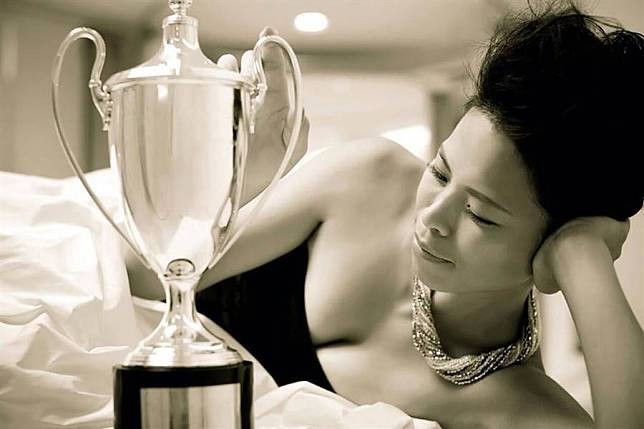 謝淑薇分享自己和溫布頓女雙冠軍獎盃的合照，是很有意境的沙龍照。(取自謝淑薇IG)