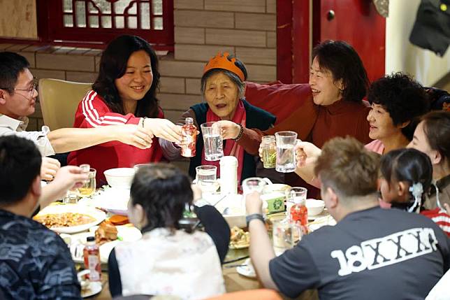 People have a reunion meal at a restaurant in Lanzhou City, northwest China's Gansu Province, Jan. 28, 2025. (Xinhua/Chen Bin)