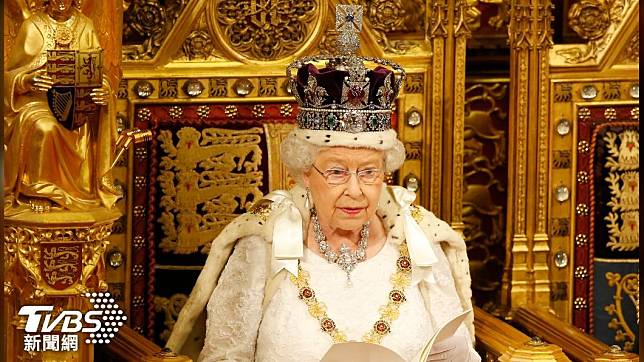 英國女王伊莉莎白二世戴上帝國皇冠，主持國會開議。（圖/達志影像美聯社）