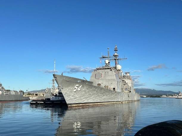 隨著美國海軍的提康德羅加級導彈巡洋艦逐漸退役，美軍被迫只能使用阿利．伯克級 Flight IIA 驅逐艦擔任航母打擊群中的「防空指揮艦」。圖為 2024 年 9 月退役的提康德羅加級安提頓號( CG-54 )巡洋艦。 圖：翻攝自 觀察者網