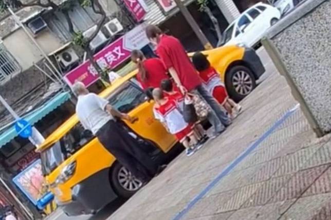 幼兒園15名幼童與老師被塞進一台計程車內，有網友目擊這超扯一幕，錄影上傳Threads，掀起熱議。圖／翻攝自Threads ＠a0927370015