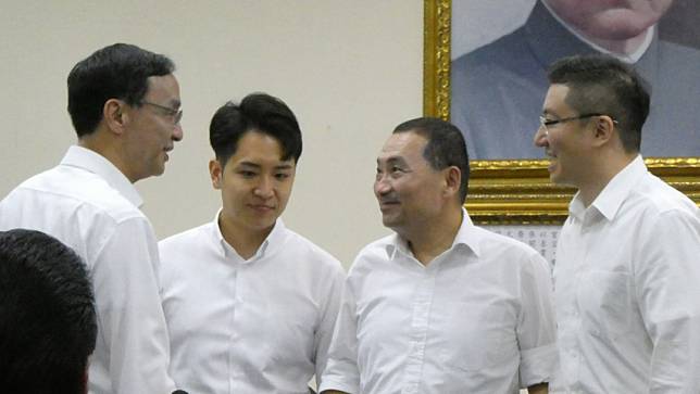 新北市長侯友宜（右二）與國民黨主席朱立倫（左）。周志豪攝
