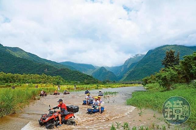 三棧溪出海口多變的地形，在騎乘沙灘車的過程中增加挑戰與樂趣。