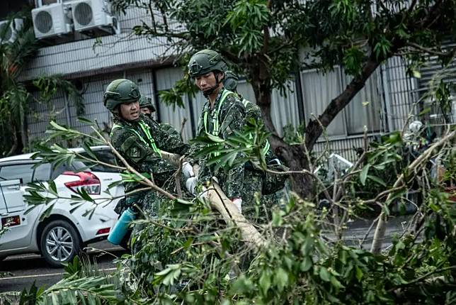 ▲43砲指部官兵協助高雄市市區清理樹木斷枝。（圖／第四作戰區提供）