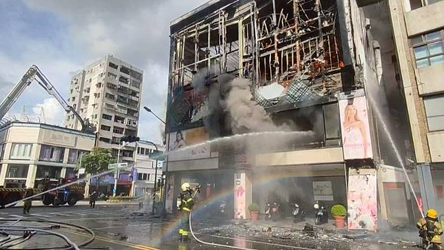 高雄「翡麗婚禮」店面發生大火，燒出違建、公安問題。資料照。翻攝Care高雄臉書粉專