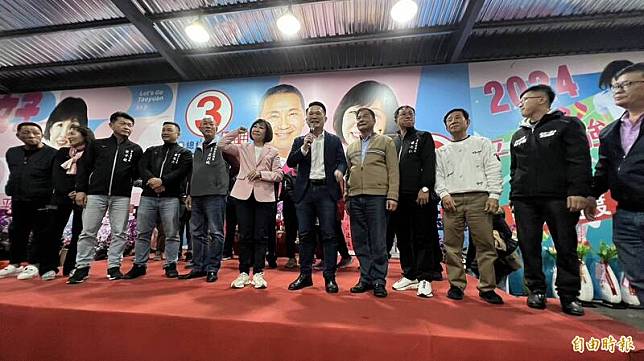 呂玉玲(左6)自行宣布當選桃園市第5選區立法委員。(記者周敏鴻攝)