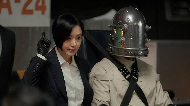 李貞賢飾演「灰色部隊」隊長崔俊京（左），她利用已變成寄生獸的先生。（圖／Netflix提供）
