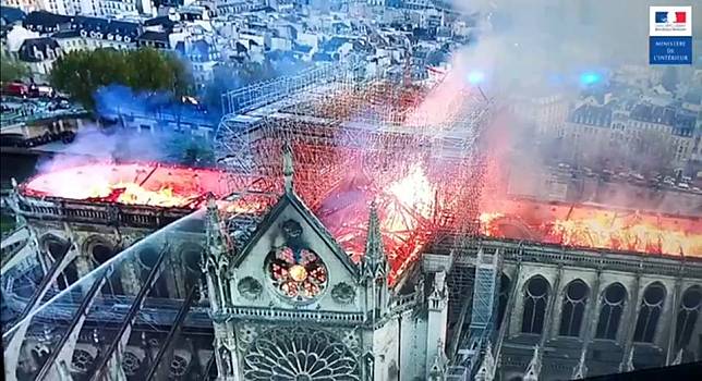 法國巴黎聖母院大火延燒長達9小時，850年歷史尖塔倒塌，確切引起火災原因仍在調查。      圖：翻攝自法國內政部臉書