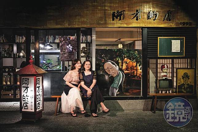 2年前，楊怡欣（左）從父親劉建華手中接下台菜餐廳「阿才的店」，與母親華嫂（右）延續家人共同的心血。