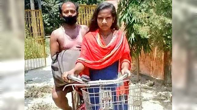 印度1名15歲少女騎著自行車載著父親回到家鄉。(圖／翻攝自推特)