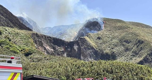 陽明山小油坑火燒山「起火原因曝」　出動21車72人搶救…蔣萬安說話了