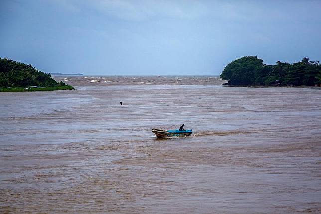 This photo shows a surging Kelani River due to heavy rainfall in Colombo, Sri Lanka, Nov. 27, 2024. (Photo by Ajith Perera/Xinhua)