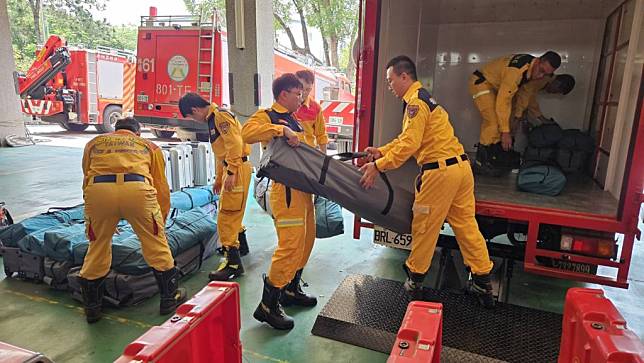 彰化縣消防局特搜隊整裝準備前往花蓮協助救災。（記者曾厚銘攝）