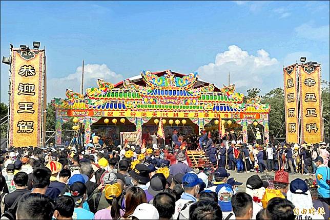 東港迎王平安祭典登場，萬人等待本科大千歲。(記者蔡宗憲攝)