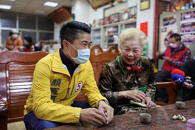 柯文哲媽媽沙鹿拜廟巧遇顏寬恒，柯媽撇幫他站台，但讚顏寬恒做人實在。（顏寬恒競選團隊提供）