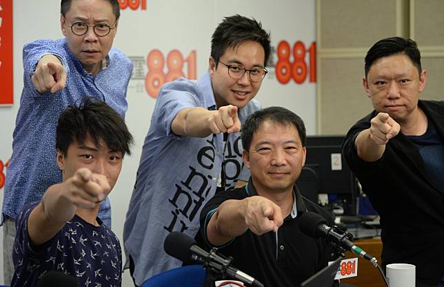 岑子杰（前左）和胡志偉（前右）早上出席一電台節目。