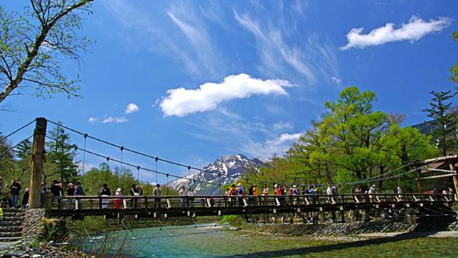 日本長野縣松本市的「上高地」是旅遊勝地，圖為河童橋。翻攝日本阿爾卑斯上高地官網